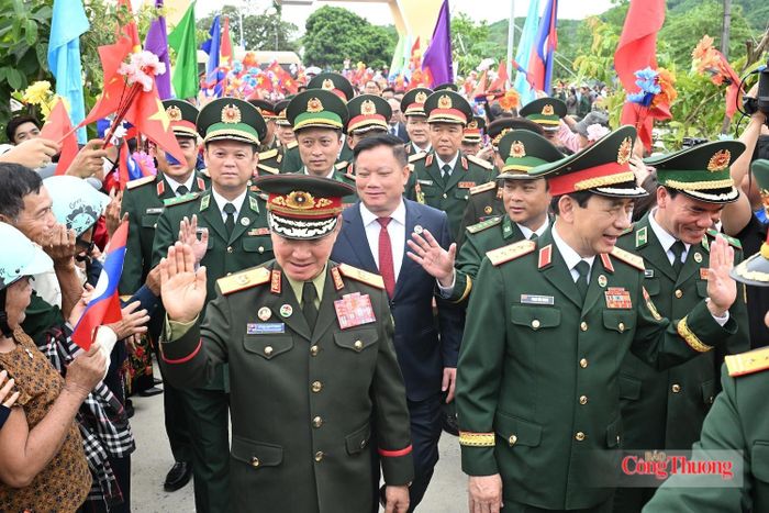 Đại tướng Phan Văn Giang và Đại tướng Khăm Liêng - U Thạ Cay Sỏn cùng đoàn đại biểu cấp cao Bộ Quốc phòng hai nước đến dự lễ sơ kết kết nghĩa cụm dân cư hai bên biên giới giữa thôn Thủy Phong, xã Kim Bảng, tỉnh Nghệ An (Việt Nam) và bản Xốp Tờng, xã Nặm On, huyện Xay-chăm-phon, tỉnh Bo-ly-khăm-xay, Lào. Ảnh: Nguyên Khánh