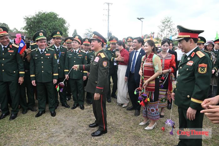 Các đại biểu tham gia trò chơi ném còn, nét đẹp văn hóa lâu đời của đồng bào dân tộc Thái ở Nghệ An. Ảnh: Nguyên Khánh