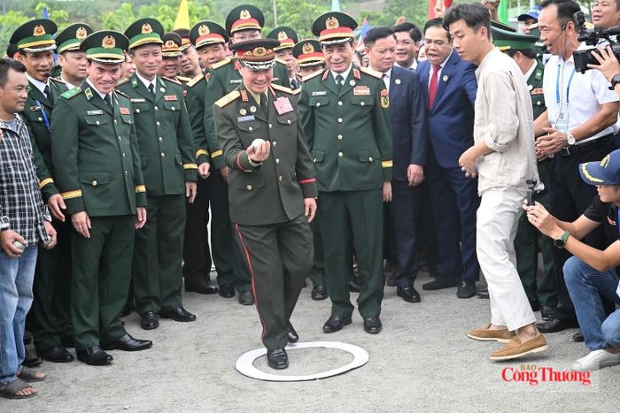Đại tướng Phan Văn Giang và Đại tướng Khăm Liêng - U Thạ Cay Sỏn tham gia trò chơi bi sắt, môn thể thao được đông đảo quân và dân Lào yêu thích, xem như một phần trong đời sống văn hóa của đất nước Triệu Voi. Ảnh: Nguyên Khánh