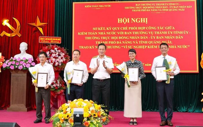 Lãnh đạo Kiểm toán nhà nước trao Kỷ niệm chương vì sự nghiệp Kiểm toán nhà nước cho lãnh đạo các địa phương. Ảnh: SAV