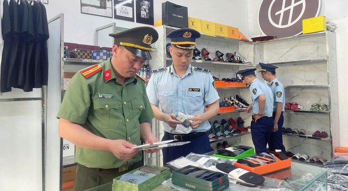 Lực lượng chức năng kiểm tra hàng hóa vi phạm. Ảnh: Chi cục Quản lý thị trường tỉnh Lạng Sơn