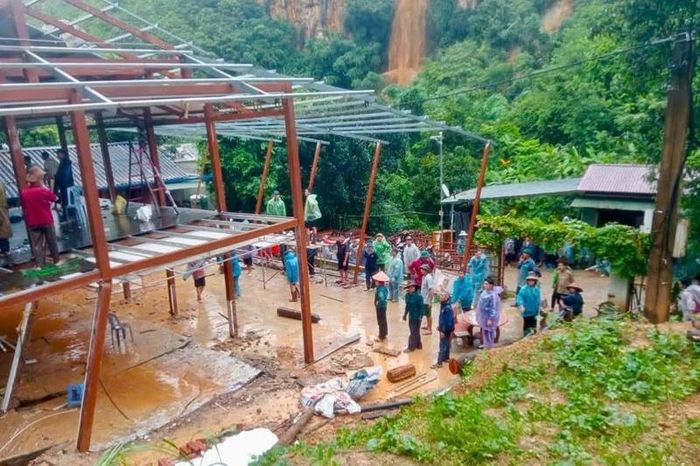 Mưa lũ cũng khiến một căn nhà bị sập. Ảnh: Công an tỉnh Sơn La