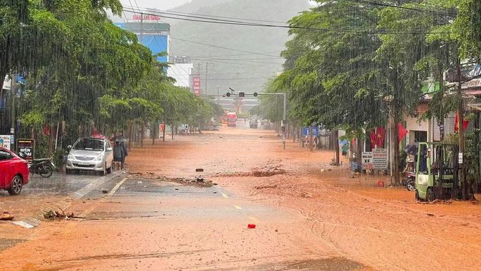 Mưa lớn vào đêm 10 và rạng sáng 11/7 khiến nhiều tuyến đường trên địa bàn tỉnh Sơn La bị ngập. Ảnh: Công an tỉnh Sơn La