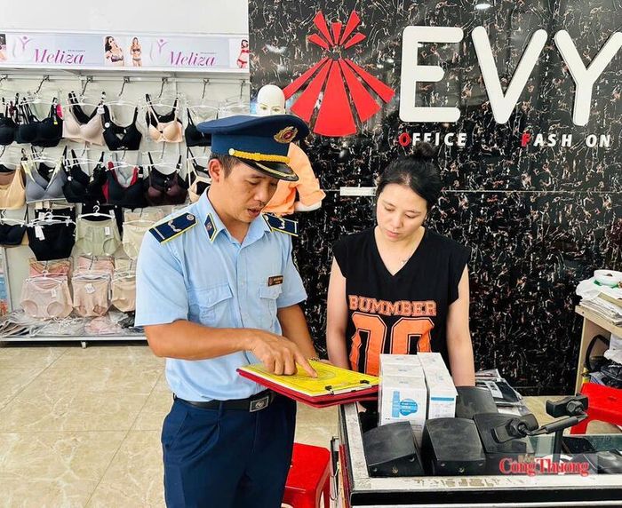 Lực lượng QLTT toàn tỉnh trực tiếp đến từng hộ kinh doanh vận động ký cam kết không tham gia tiếp tay cho hàng giả, hàng nhái. Ảnh: QLTT Hà Tĩnh