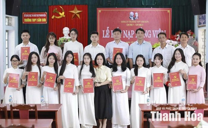 Lễ kết nạp đảng viên tại Chi bộ 1 và Chi bộ 3, Đảng bộ Trường THPT Sầm Sơn.