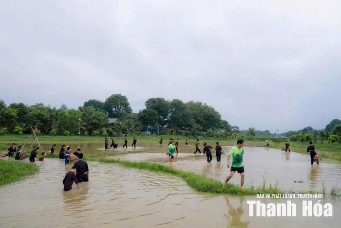 Du khách trải nghiệm các hoạt động nông nghiệp tại Làng du lịch Yên Trung (xã Yên Trường).