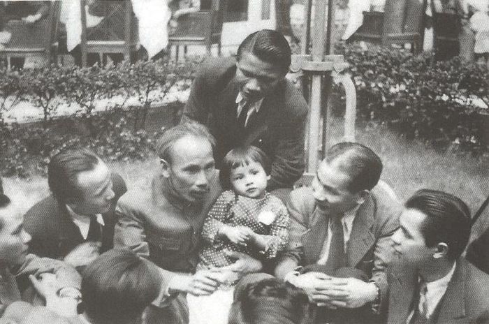 Chủ tịch Hồ Chí Minh gặp gỡ Việt kiều tại Pháp năm 1946. Ảnh: Tài liệu lưu trữ Bộ Ngoại giao