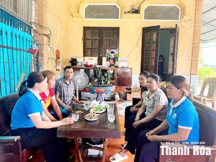 Chủ tịch Hội LHPN xã và Tổ Truyền thông thôn Mót đến nhà hội viên nắm bắt tình hình tư tưởng.