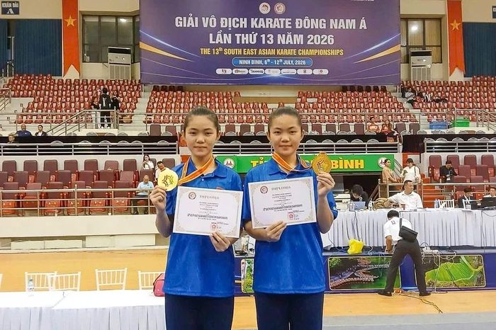 Cặp song sinh Huyền Trang và Thùy Trang của Karate Thanh Hóa giành 2 HCV cho Karate Việt Nam.