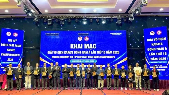 Ban Tổ chức trao quà lưu niệm cho đại diện Ban Trọng tài quốc tế và các quốc gia. Ảnh: Báo Nhân Dân
