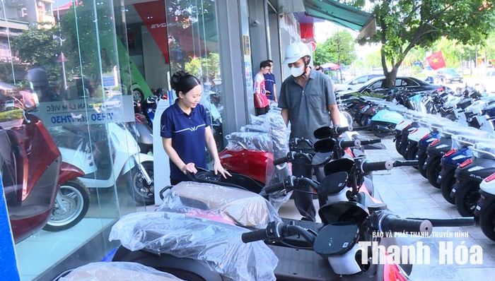 Xe máy điện VinFast được nhiều phụ huynh lựa chọn mua cho con em trong năm học này.