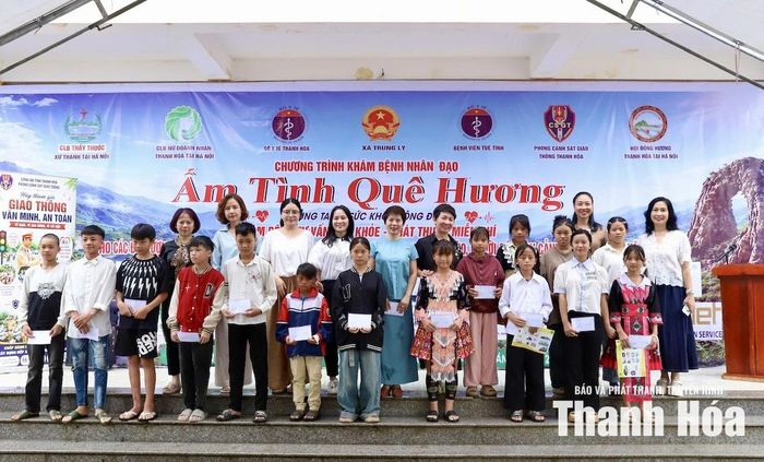 CLB nữ Doanh nhân Thanh Hóa tại Hà Nội (MS36) trao quà cho học sinh có hoàn cảnh khó khăn trên địa bàn xã Trung Lý.
