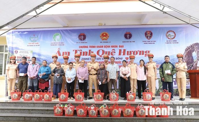 Phòng Cảnh sát Giao thông, Công an tỉnh Thanh Hóa (PC08) trao quà cho người có công và các gia đình có hoàn cảnh khó khăn trên địa bàn xã Trung Lý.
