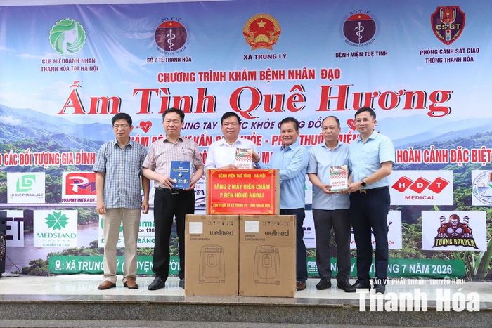 CLB Thầy thuốc xứ Thanh tại Hà Nội và Bệnh viện Tuệ Tĩnh trao tặng trang thiết bị y tế và sách chuyên môn cho Trạm Y tế xã Trung Lý.