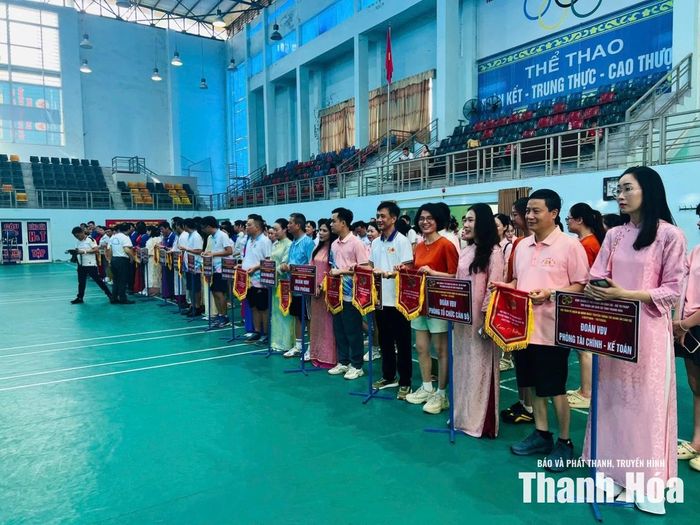 Các đội thi nhận cờ lưu niệm từ Ban Tổ chức.