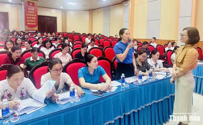 Phụ huynh và giáo viên đặt câu hỏi, thảo luận với các diễn giả về giải pháp xây dựng môi trường hòa nhập cho trẻ tự kỷ.