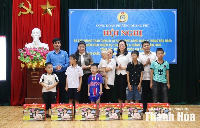 Lãnh đạo Liên đoàn Lao động tỉnh, phường Quảng Phú trao quà cho con đoàn viên, người lao động có hoàn cảnh khó khăn, mắc bệnh hiểm nghèo.