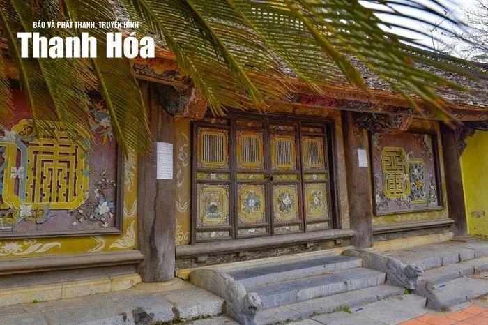 Nghè Nguyệt Viên hiện còn lưu giữ được nhiều mảng chạm khắc trang trí tinh tế, đặc sắc, tiêu biểu cho nghệ thuật thời Nguyễn đầu thế kỷ XIX.