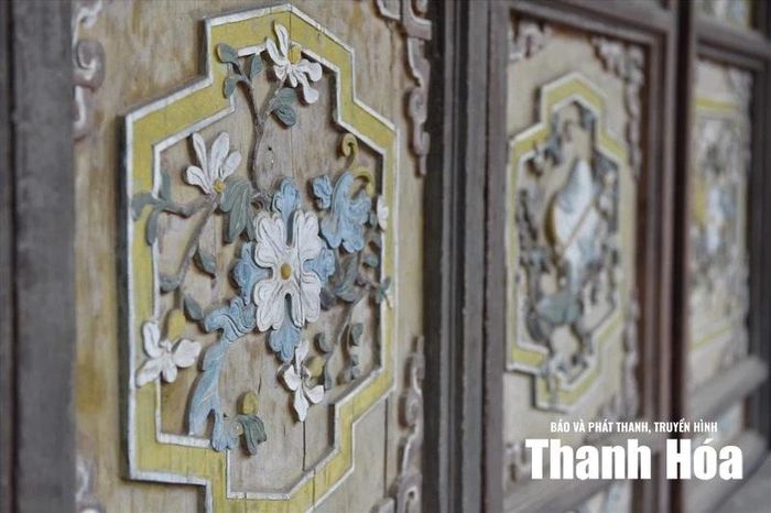 Họa tiết hoa văn chạm nổi trên hệ thống cửa gỗ của nghè Nguyệt Viên