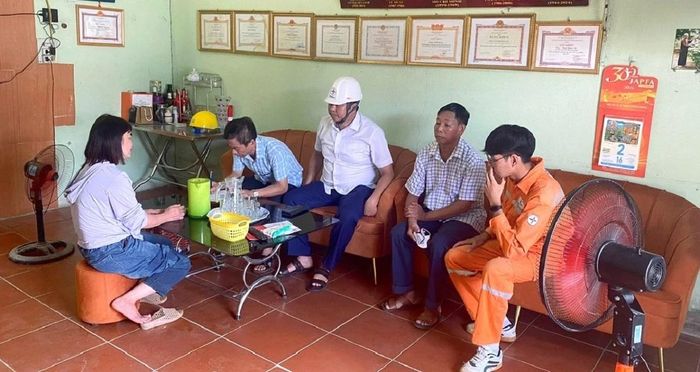 Điện lực Thọ Xuân làm việc với khách hàng để xác minh thông tin mạng xã hội đưa.