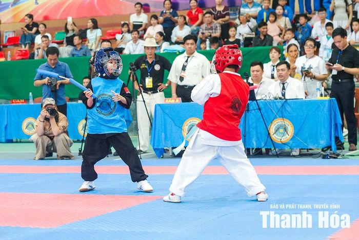 Nội dung thi đấu đối kháng Nhị khúc côn.