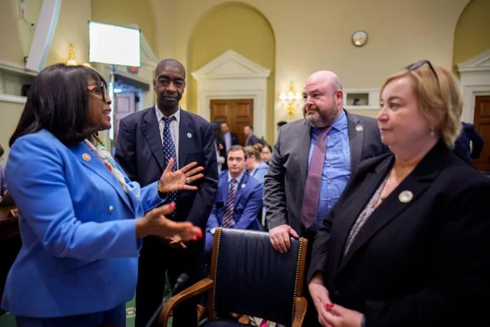 Từ trái sang phải: Đại biểu Quốc hội đảng Dân chủ Terri Sewell của bang Alabama trò chuyện với các Ủy viên Hỗ trợ Bầu cử Hoa Kỳ Thomas Hicks, Benjamin Hovland và Christy McCormick sau phiên điều trần của Hạ viện vào ngày 20 tháng 5. Ảnh: Getty Images