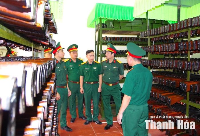 Đại tá Đinh Bạt Văn và đoàn công tác kiểm tra công tác quản lý, bảo quản trang bị vũ khí.