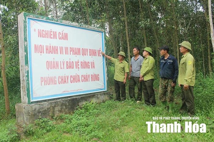 Cán bộ, nhân viên Trạm bảo vệ rừng Đá Chai tuyên truyền cho người dân về công tác bảo vệ rừng và phòng cháy, chữa cháy rừng.