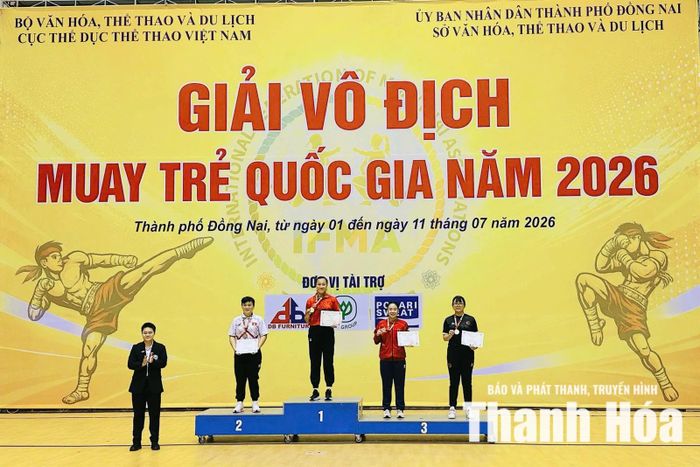 Nguyễn Thị Hương (bục số 1) thể hiện vai trò “đầu tàu” với tấm HCV ở nhóm tuổi 17-23.