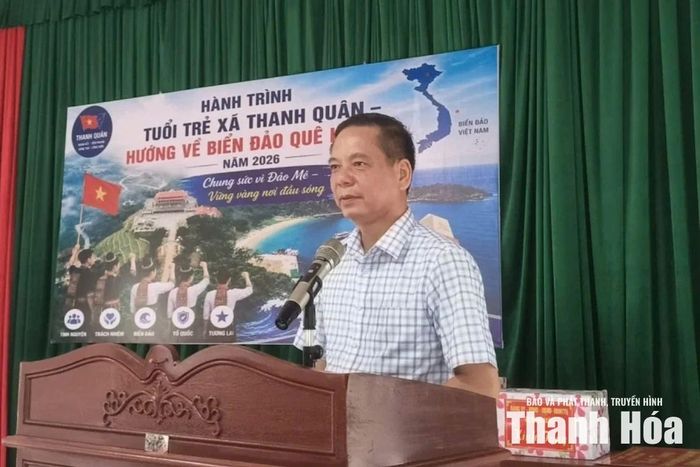 Bí thư Đảng ủy, Chủ tịch HĐND xã Thanh Quân Lê Văn Thuận phát biểu tại buổi thăm, tặng quà.