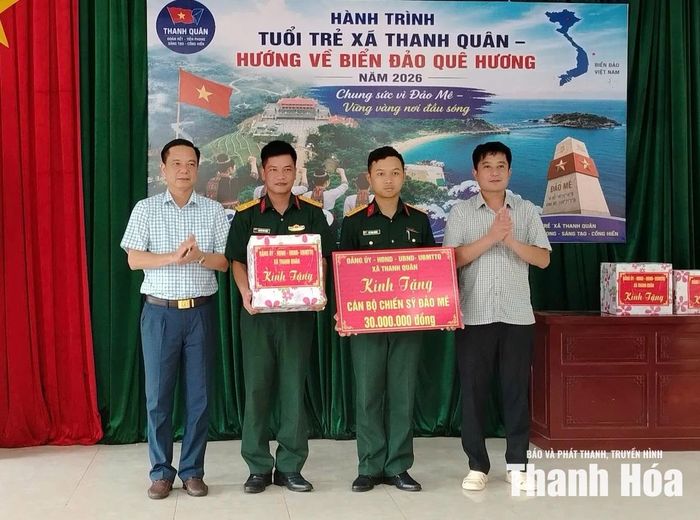 Đại diện xã Thanh Quân trao quà cho Tiểu đoàn Hỗn hợp Đảo Mê.