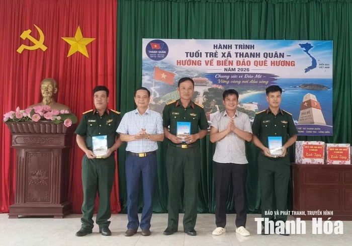 Đoàn công tác xã Thanh Quân trao quà cho các quân nhân là con thương binh, bệnh binh đang công tác tại Tiểu đoàn Hỗn hợp Đảo Mê.