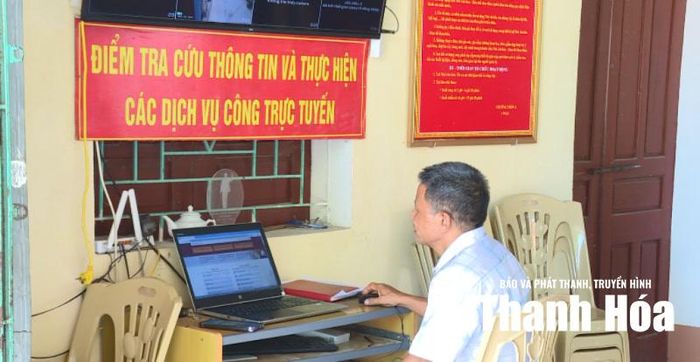 Công dân thôn Phủ Lý, xã Thiệu Trung truy cập các dịch vụ công trực tuyến tại nhà văn hóa thôn.