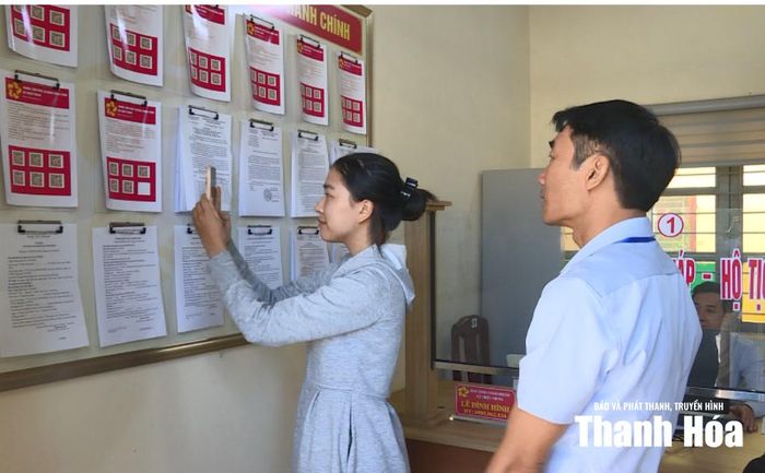 Công chức Trung tâm Phục vụ hành chính công xã Thiệu Trung hướng dẫn công dân nộp hồ sơ trực tuyến bằng QR code.