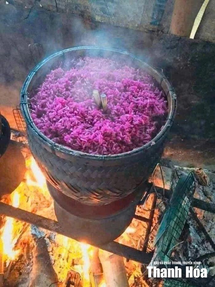 Chiếc chõ là vật dụng quen thuộc trong gian bếp của đồng bào dân tộc Mường, Thái...
