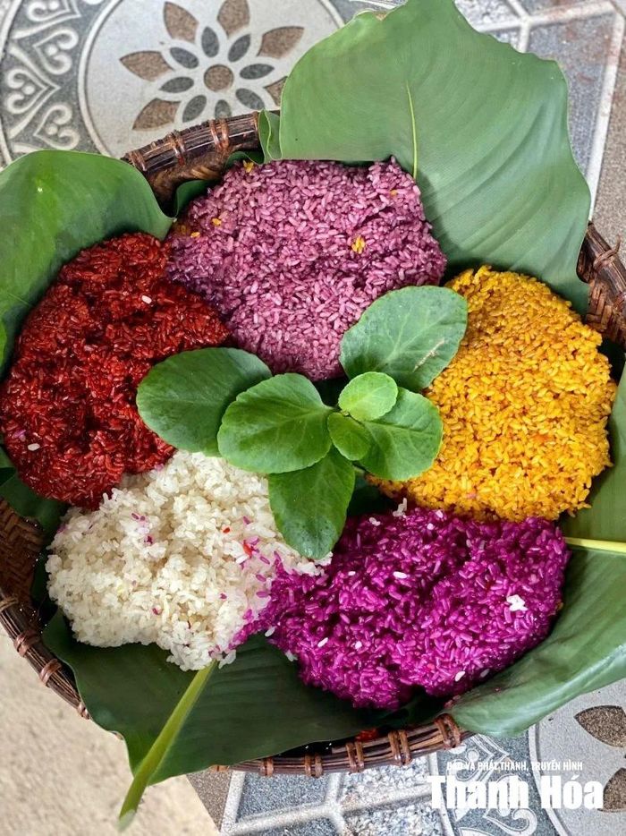 Từ chiếc chõ, những hạt xôi thơm dẻo, sắc màu đánh thức vị giác con người.