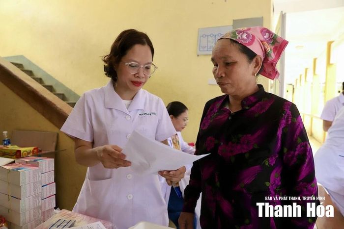 Sau khi hoàn thành các bước khám, người dân được cấp phát thuốc miễn phí theo đơn, góp phần giảm bớt gánh nặng chi phí chăm sóc sức khỏe.