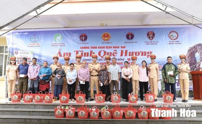 Phòng Cảnh sát giao thông Công an tỉnh Thanh Hóa trao nhiều phần quà tới người có công, gia đình chính sách và hộ nghèo.