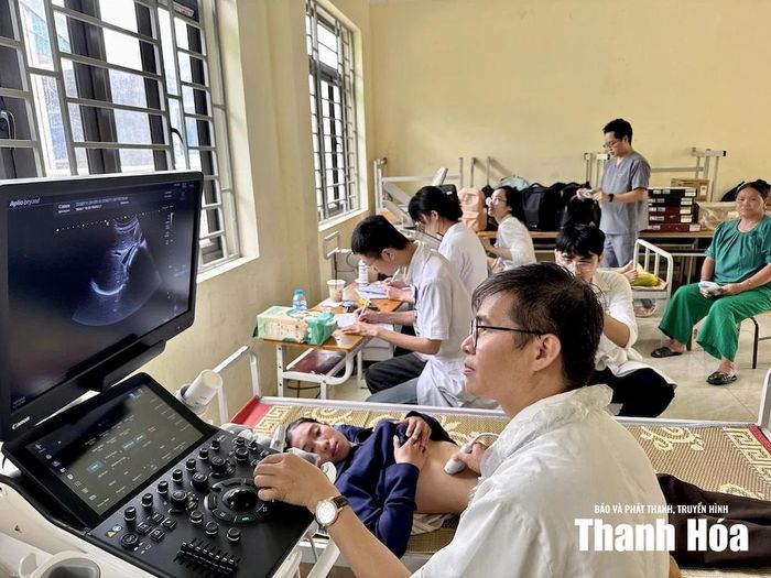 Bác sĩ thực hiện siêu âm cho người dân.