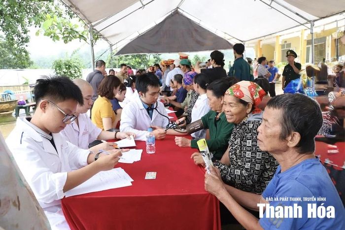 Hơn 500 người có công, gia đình chính sách, hộ nghèo, người cao tuổi và người dân xã Trung Lý được khám bệnh, tư vấn sức khỏe, cấp phát thuốc miễn phí và nhận nhiều phần quà ý nghĩa trong chương trình.