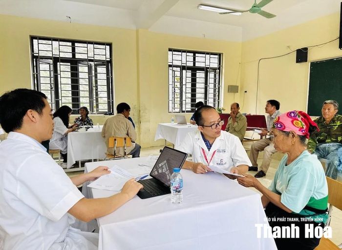 Không chỉ khám và phát hiện bệnh, các bác sĩ còn dành thời gian tư vấn, hướng dẫn chế độ điều trị, dinh dưỡng và cách phòng bệnh phù hợp với từng trường hợp.