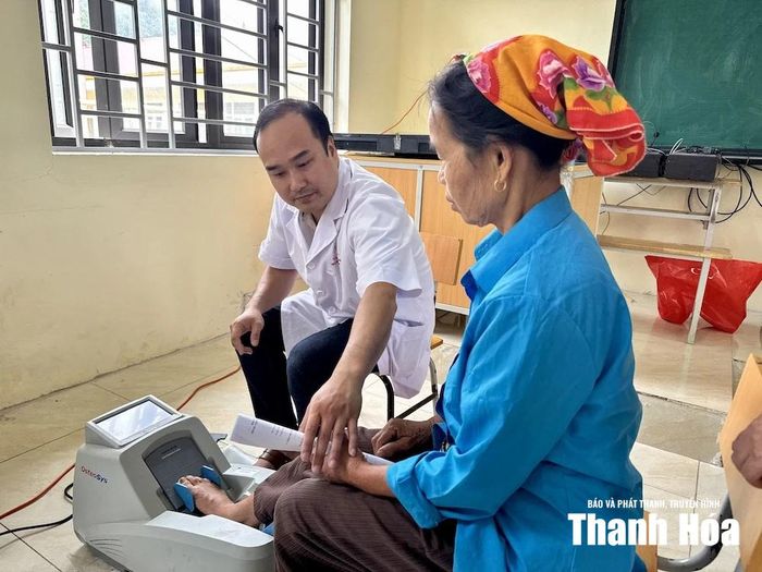 Khám cơ xương khớp.