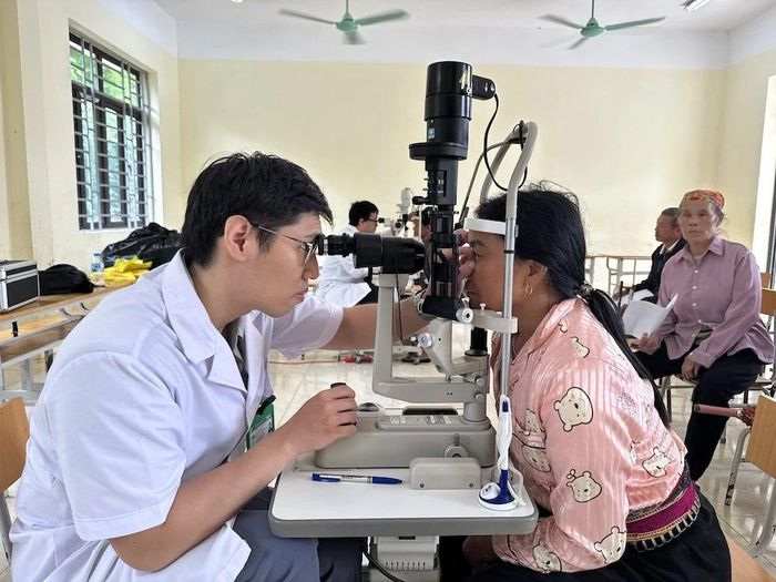 Khám chuyên khoa mắt.