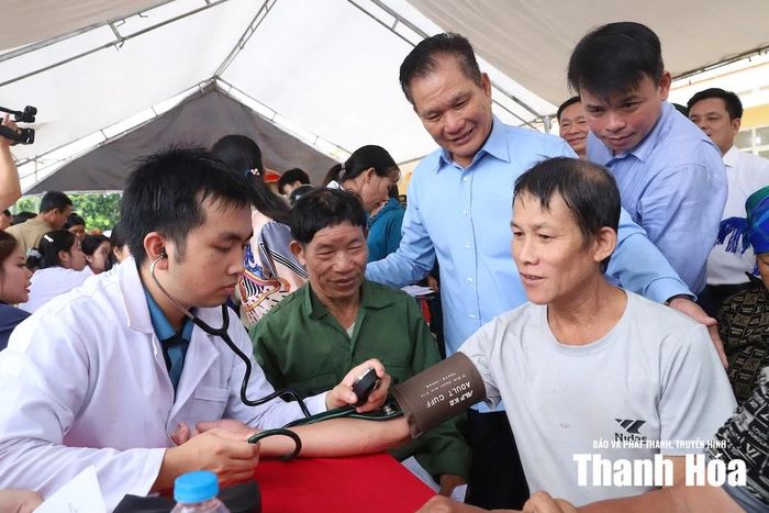 Đội ngũ y, bác sĩ cùng nhiều trang thiết bị hiện đại vượt hàng trăm ki-lô-mét đến với đồng bào vùng biên, giúp người dân tiếp cận nhiều kỹ thuật y tế vốn chỉ có tại các bệnh viện tuyến trên.