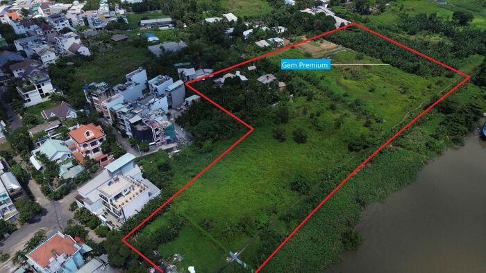 Gem Premium có diện tích hơn 6,7 ha, tổng mức đầu tư dự kiến là 6.500 tỷ đồng. Hiện trạng dự án này hiện tại phần lớn là đất trống. Theo kế hoạch đăng ký, chủ đầu tư dự kiến thực hiện dự án trong giai đoạn từ nay đến quý II/2033.