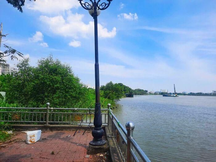 Gần 10 năm trước, Bluemarq Group từng hợp tác với CTCP Địa ốc Sài Gòn (Saigonres) để triển khai dự án này. Cụ thể, tháng 3/2017, HĐQT Bluemarq Group đã trình cổ đông thông qua việc hợp tác với Saigonres thành lập TNHH Đầu tư Sài Gòn Riverside với vốn điều lệ 950 tỷ đồng để triển khai dự án. Trong đó, Saigonres sẽ góp 25%, còn lại 75% là Bluemarq Group. Khi đó, dự án được biết đến với tên gọi SaigonRex Riverside, dự kiến xây các khối nhà chung cư cao 25 tầng, khối thương mại dịch vụ cao 7 tầng.
