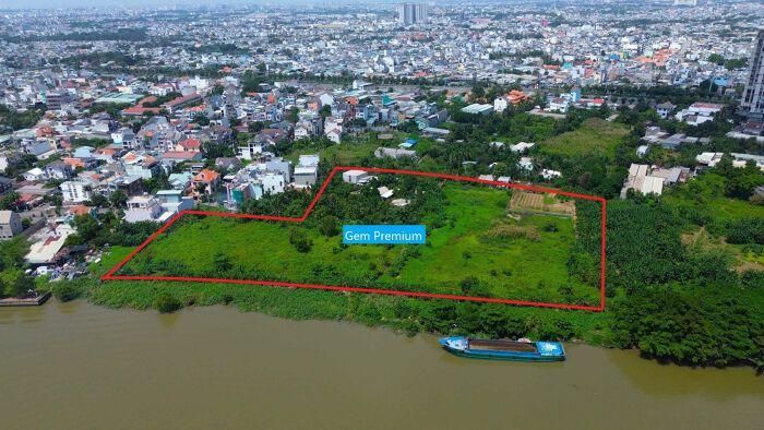 Ngày 26/12/2025, HĐND TP HCM đã ban hành Nghị quyết về việc thông qua danh mục khu đất dự kiến thực hiện dự án thí điểm xây dựng nhà ở thương mại trên các loại đất khác trên địa bàn thành phố năm 2025 (đợt 3). Trong đó có khu đất làm Khu nhà ở cao tầng - công trình công cộng, công viên cây xanh (còn được biết đến với tên thương mại là Gem Premium). Pháp nhân chủ đầu tư là Công ty TNHH Đầu tư Sài Gòn Riverside. Đây là công ty con của CTCP Tập đoàn Đất Xanh (Mã: DXG), nay đã đổi tên thành CTCP Bluemarq Group. Trong ảnh là khu đất quy hoạch dự án nằm gần trục đường Phạm Văn Đồng, phía đông nam giáp với sông Sài Gòn, thuộc phường Hiệp Bình, TP HCM.