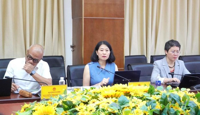 Đại diện đoàn công tác ADB và Bộ Tài chính trao đổi ý kiến