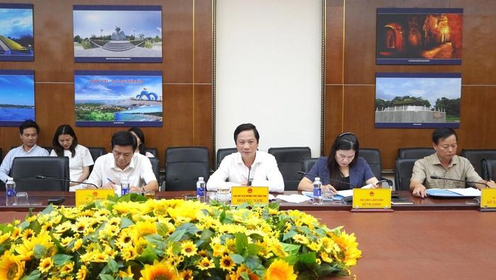 Phó Chủ tịch Thường trực UBND tỉnh Quảng Trị Hoàng Nam trao đổi ý kiến