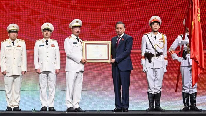 Tổng Bí thư, Chủ tịch nước Tô Lâm trao Huân chương Sao Vàng tặng lực lượng An ninh nhân dân. Ảnh: TTXVN